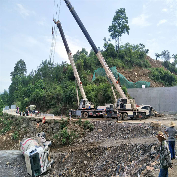 南江汽车掉沟里叫吊车救援要多少钱